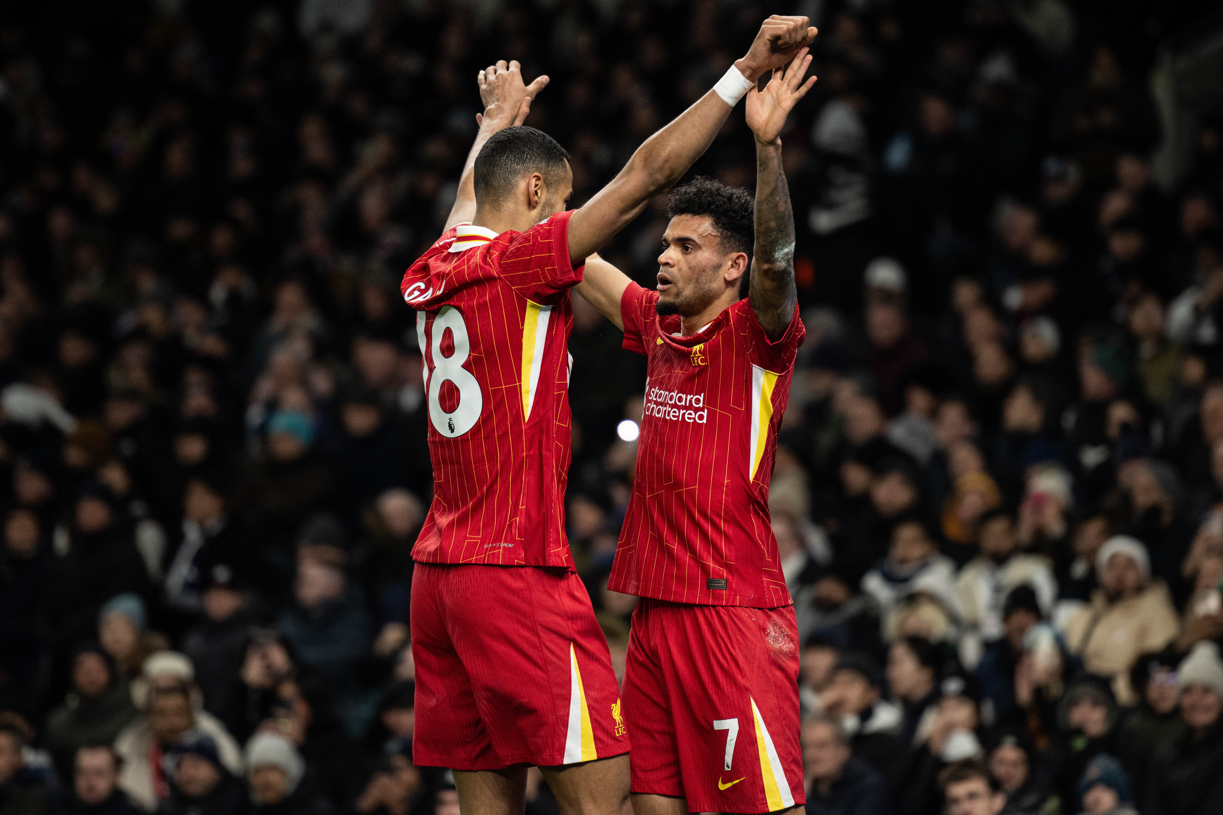 Luis Díaz y Cody Gakpo durante el tiempo que coincidieron en el Liverpool. (Photo by Sebastian Frej/MB Media/Getty Images)