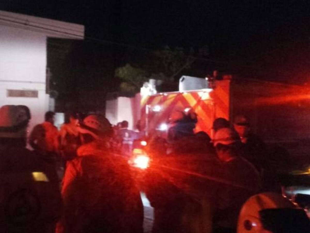 10 máquinas de bomberos atendieron incendio en fábrica de Soledad