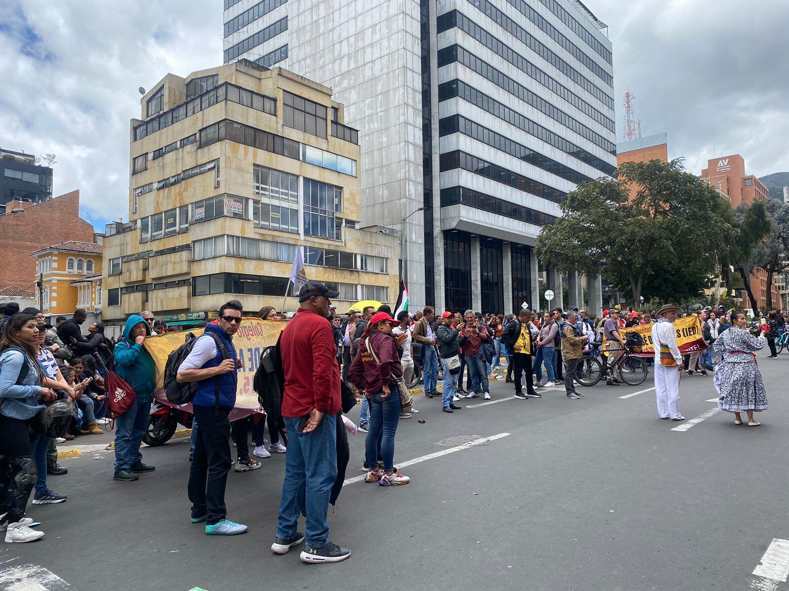 Profesores protestan en la Fiduprevisora.
