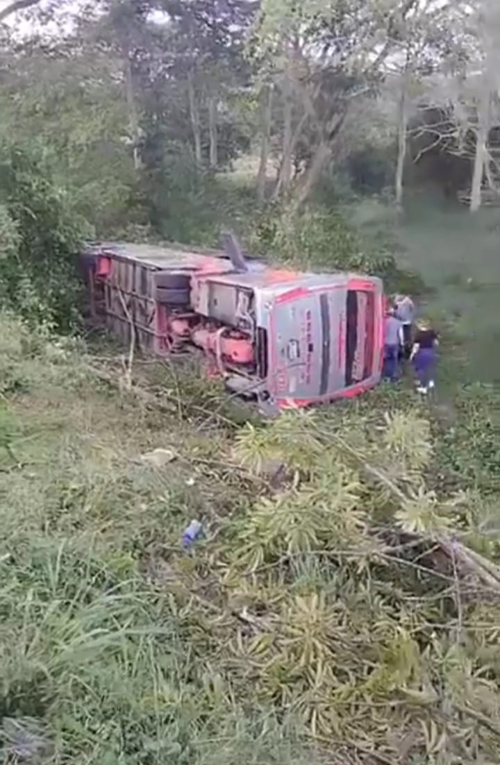 Trece heridos deja un accidente de tránsito en carreteras de Sucre