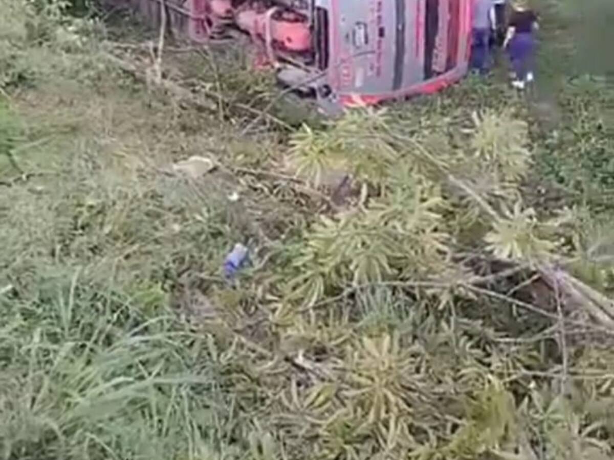 Trece heridos en el accidente de un bus que transportaba docentes en Sucre