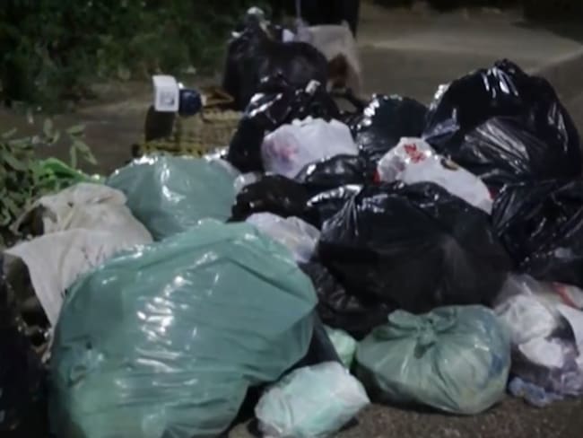 Video viral lleva a sanción a ciudadano por arrojar basura en Chapinero y activa controles en Bogotá
