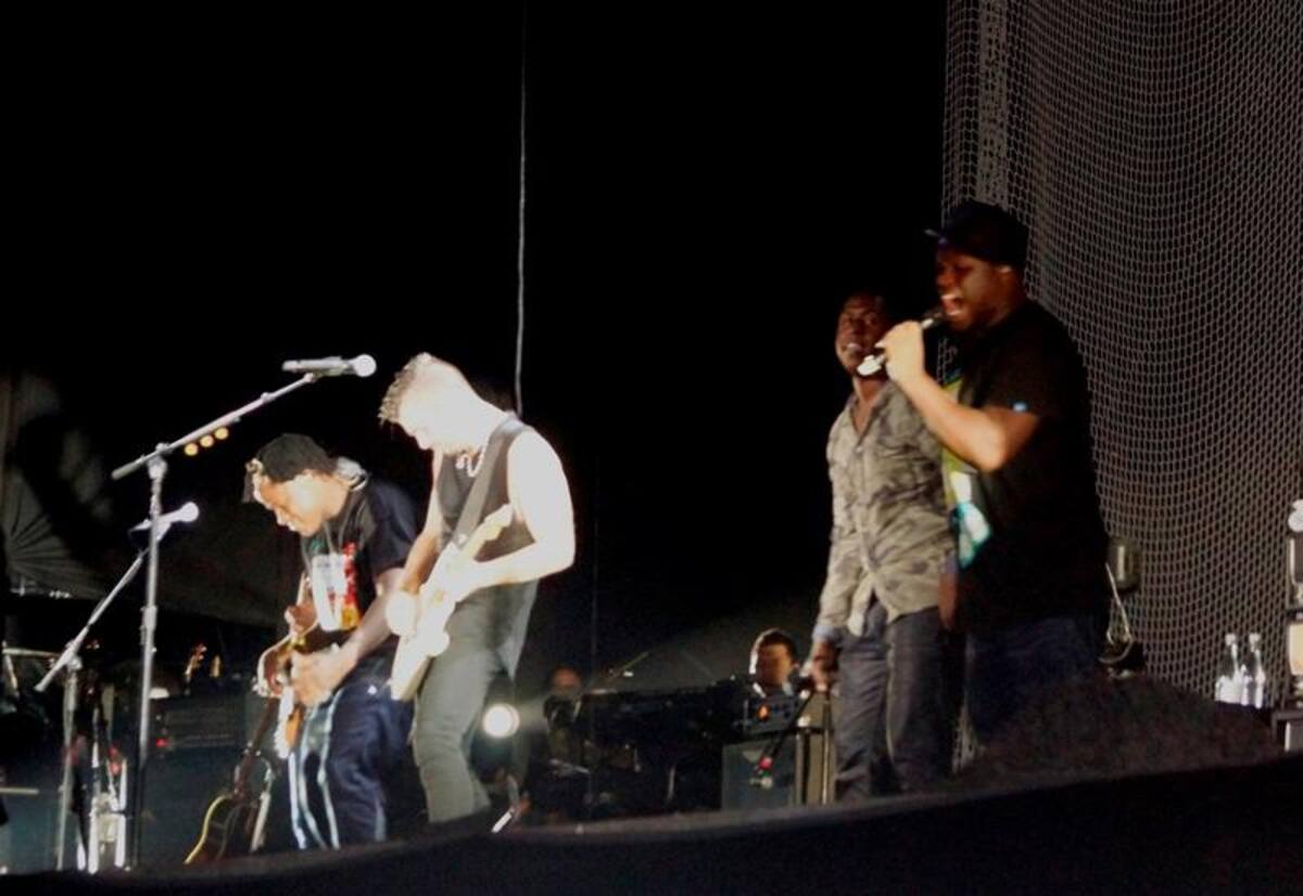 Antes de finalizar su gira, Juanes presentó a su banda, conformada en su mayoría por colombianos. También hacen parte de ella un venezolano y un dominicano.