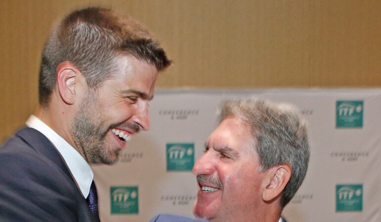 Gerard Pique y David Haggerty, presidente de la Federación Internacional de Tenis. 