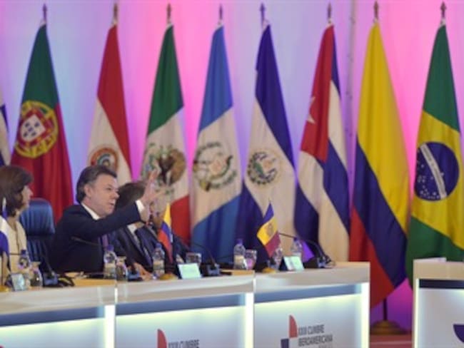 Santos bromea en la Cumbre panameña sobre su posible candidatura electoral