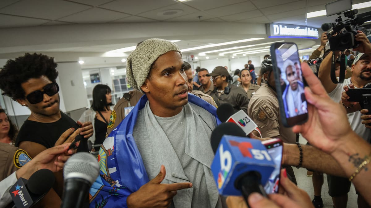 El activista cubano Luis Manuel Otero Alcántara llega exiliado a EE.UU tras 5 años de prisión