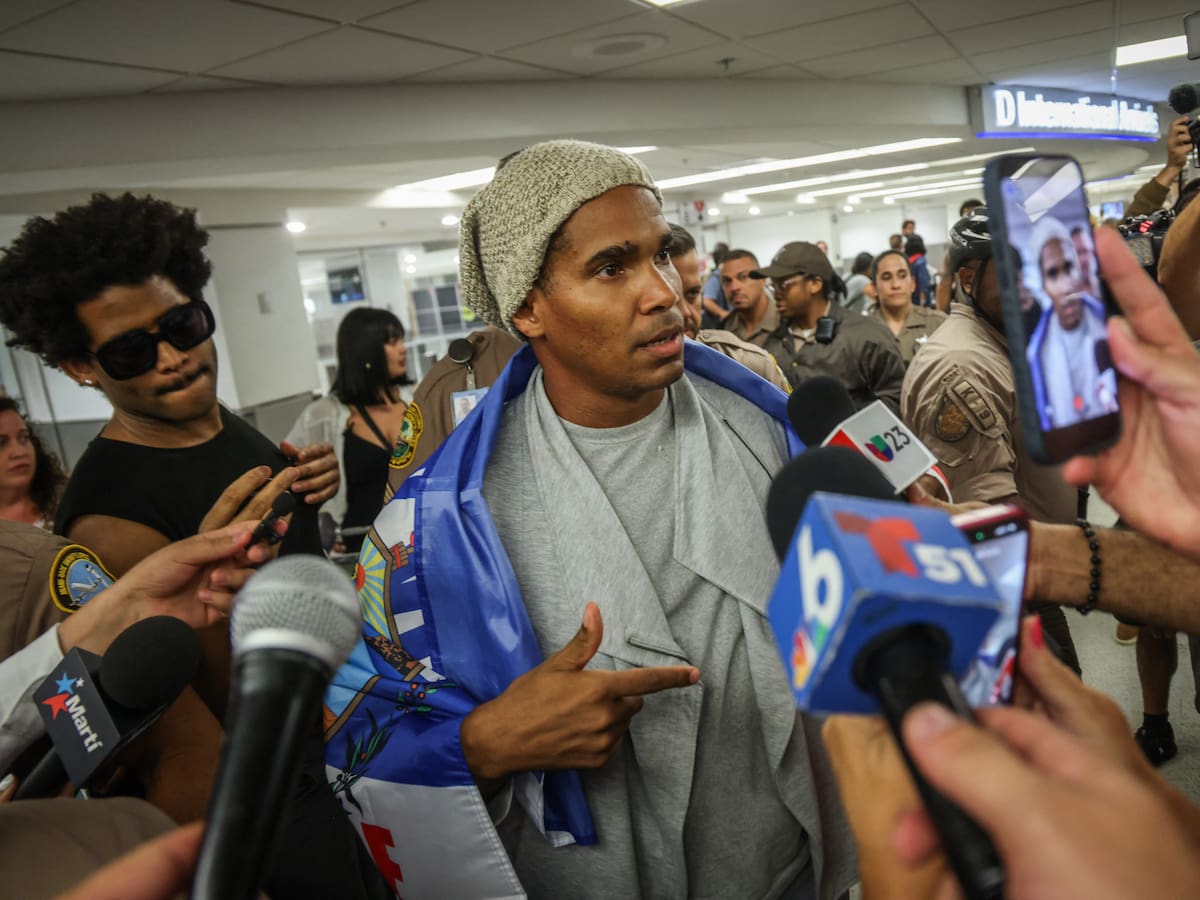 El activista cubano Luis Manuel Otero Alcántara llega exiliado a EE.UU tras 5 años de prisión