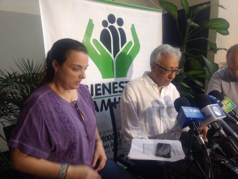 El director de Medicina Legal, Carlos Valdés, y la directora del Bienestar Familiar, Karen Abudinen, durante la rueda de prensa sobre el caso del menor de diez meses, que murió en Bogotá.