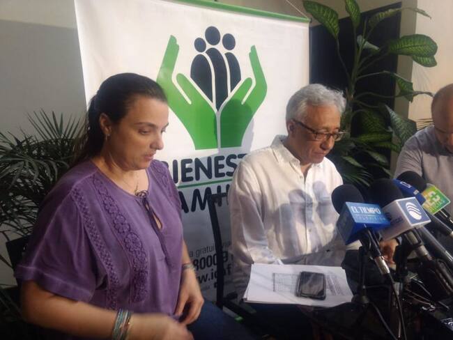 El director de Medicina Legal, Carlos Valdés, y la directora del Bienestar Familiar, Karen Abudinen, durante la rueda de prensa sobre el caso del menor de diez meses, que murió en Bogotá.