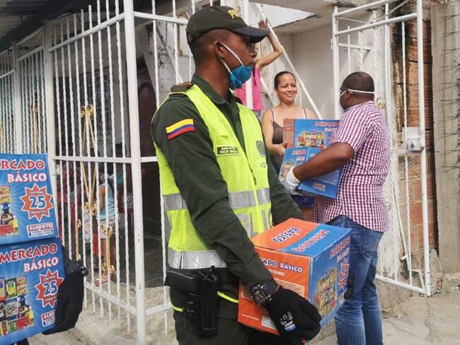 Policía y empresa privada llevan mercados a barrio Torices de Cartagena