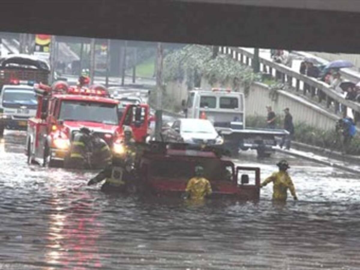 Hombre de la calle atascado en un caño fue rescatado por bomberos