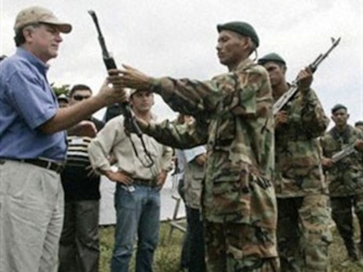 Santos admite irregularidades en procesos de desmovilización de guerrilla y AUC