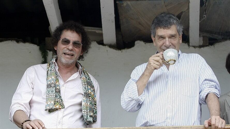 El ministro del Posconflicto, Rafael Pardo y Pastor Alape. Foto: Agencia EFE