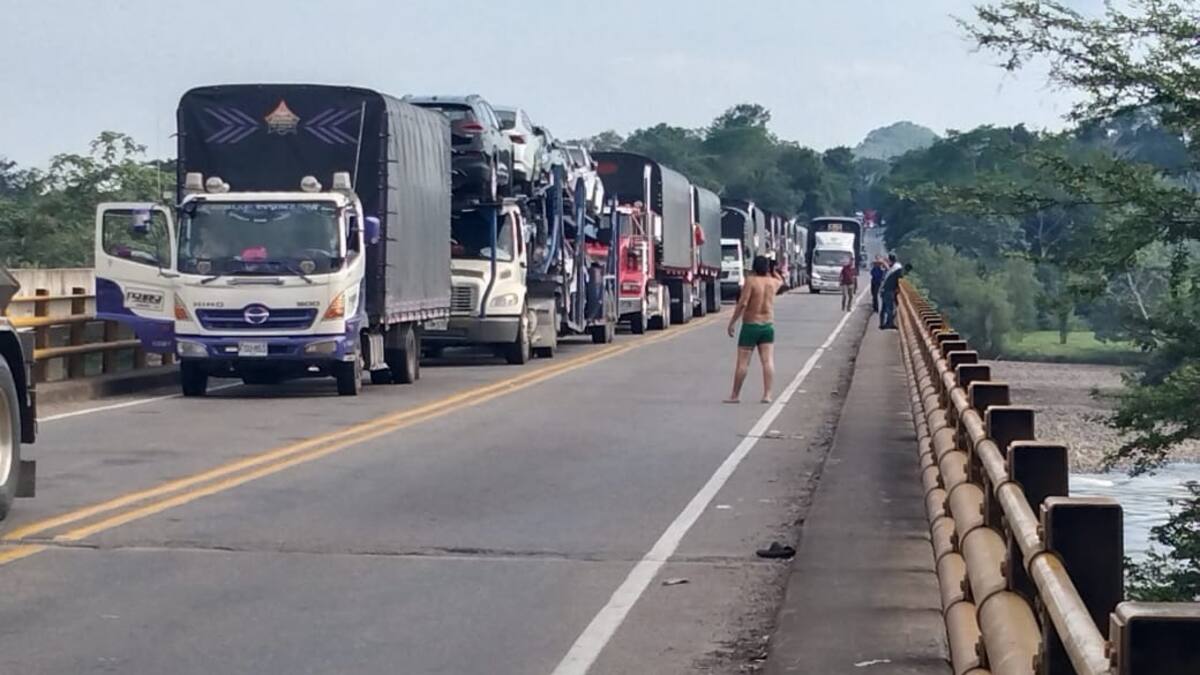 Nuevo protesta bloquea vía Bucaramanga - San Alberto