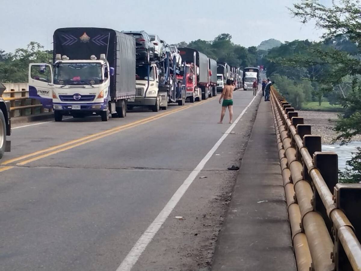 Nuevo protesta bloquea vía Bucaramanga - San Alberto