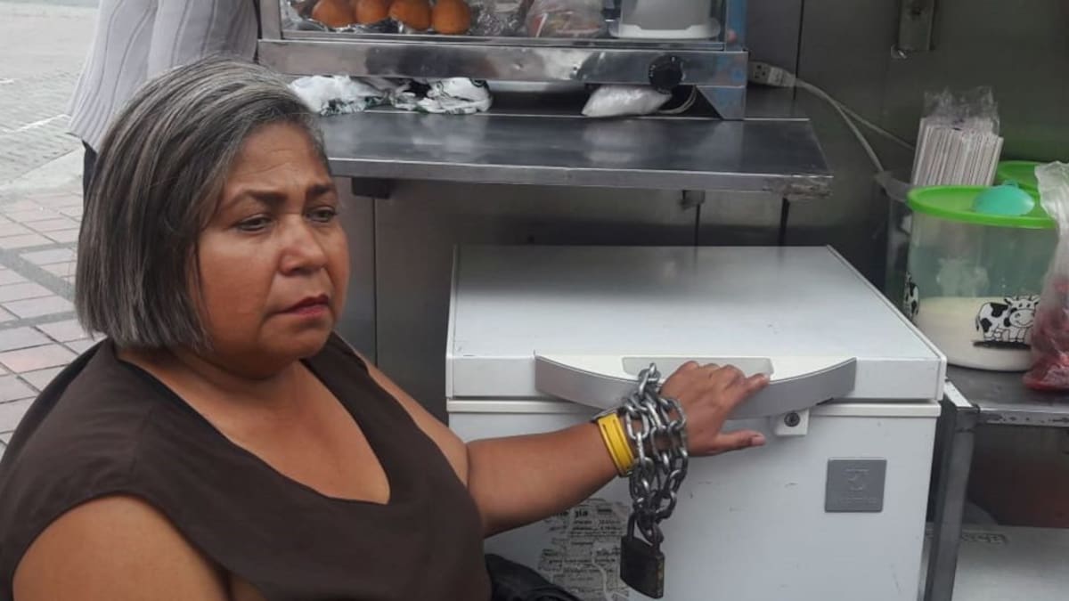 Mujer se encadenó en el Parque Berrío, por desalojo de su negocio