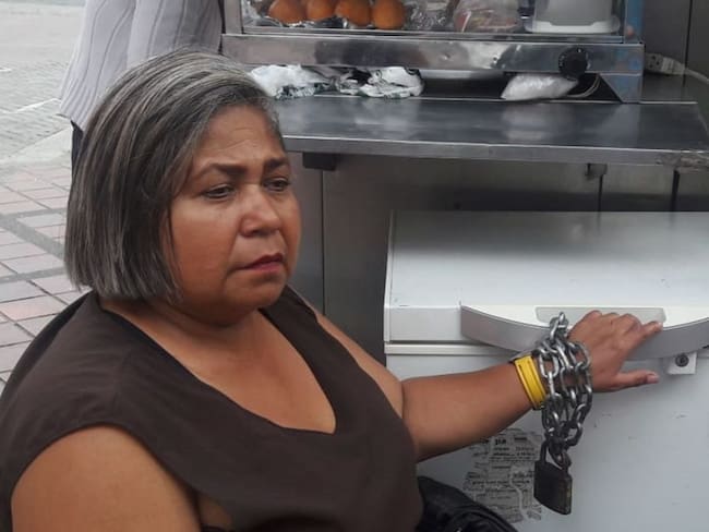 Mujer se encadenó en el Parque Berrío, por desalojo de su negocio