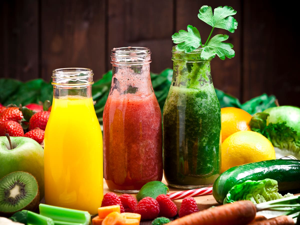 ¿Por qué se deben hacer bebidas con frutas del mismo color? Esto dicen expertos de la salud