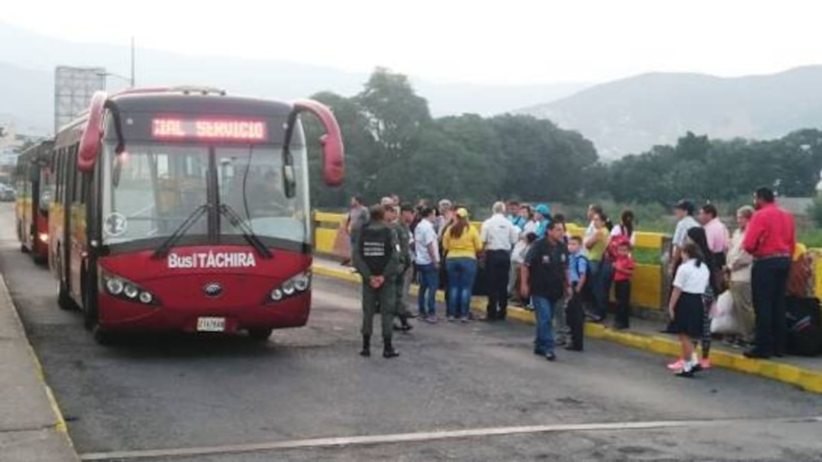 Transporte escolar en frontera venezolana espera autorización para ingreso a Colombia