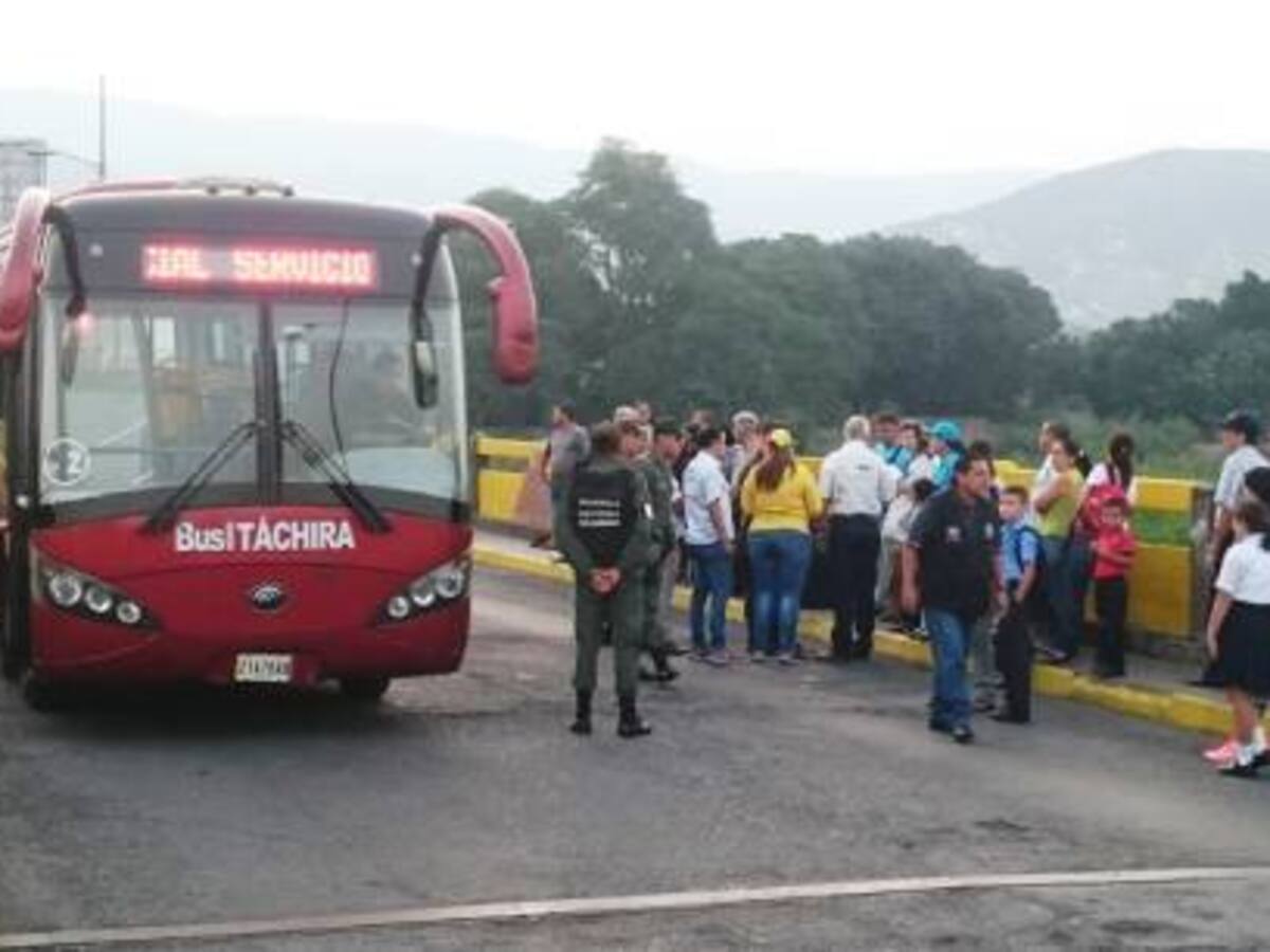 Transporte escolar en frontera venezolana espera autorización para ingreso a Colombia