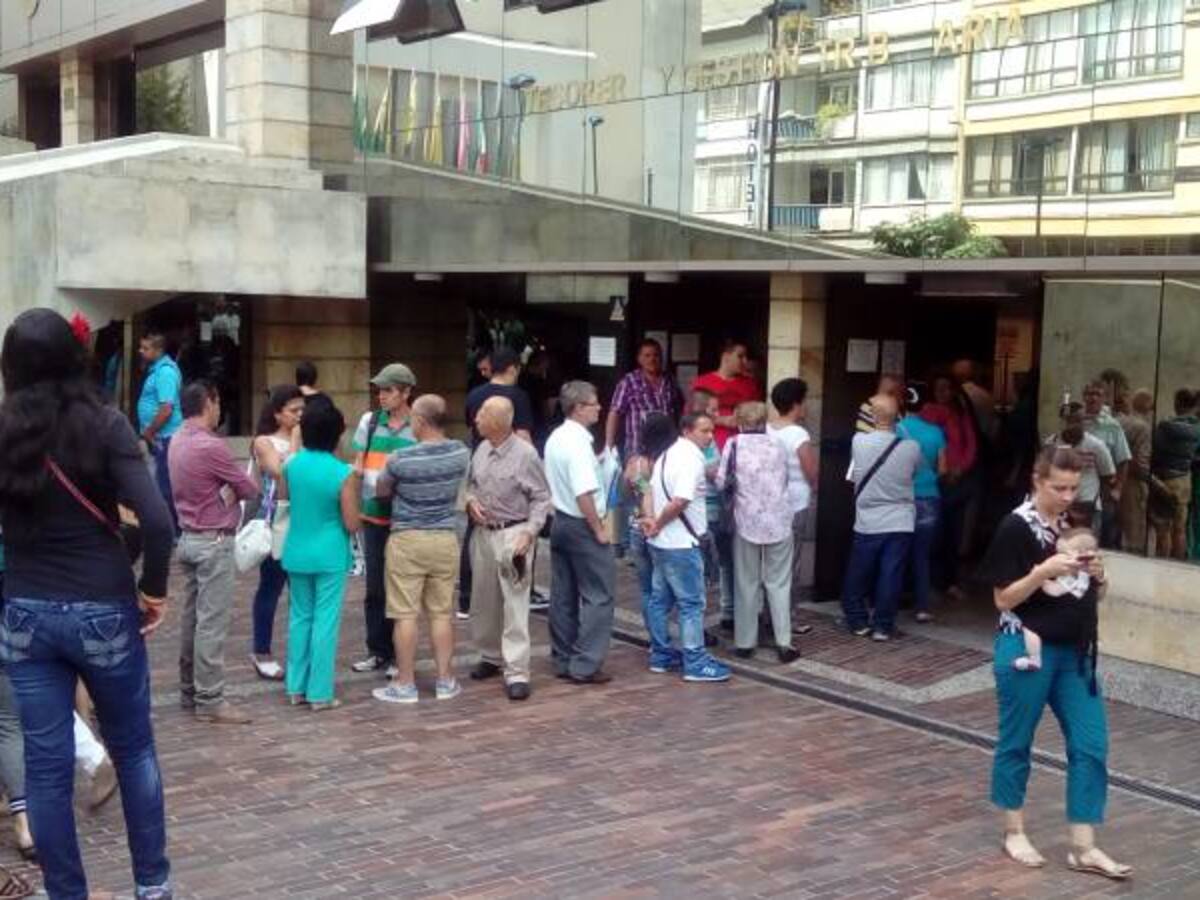 Largas filas y reclamos por cambio en pago del impuesto vehicular en Armenia