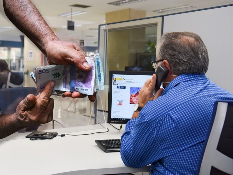 Más salario, nuevas primas y bonificaciones para empleados públicos: estas son las exigencias de la CUT (Getty Images)