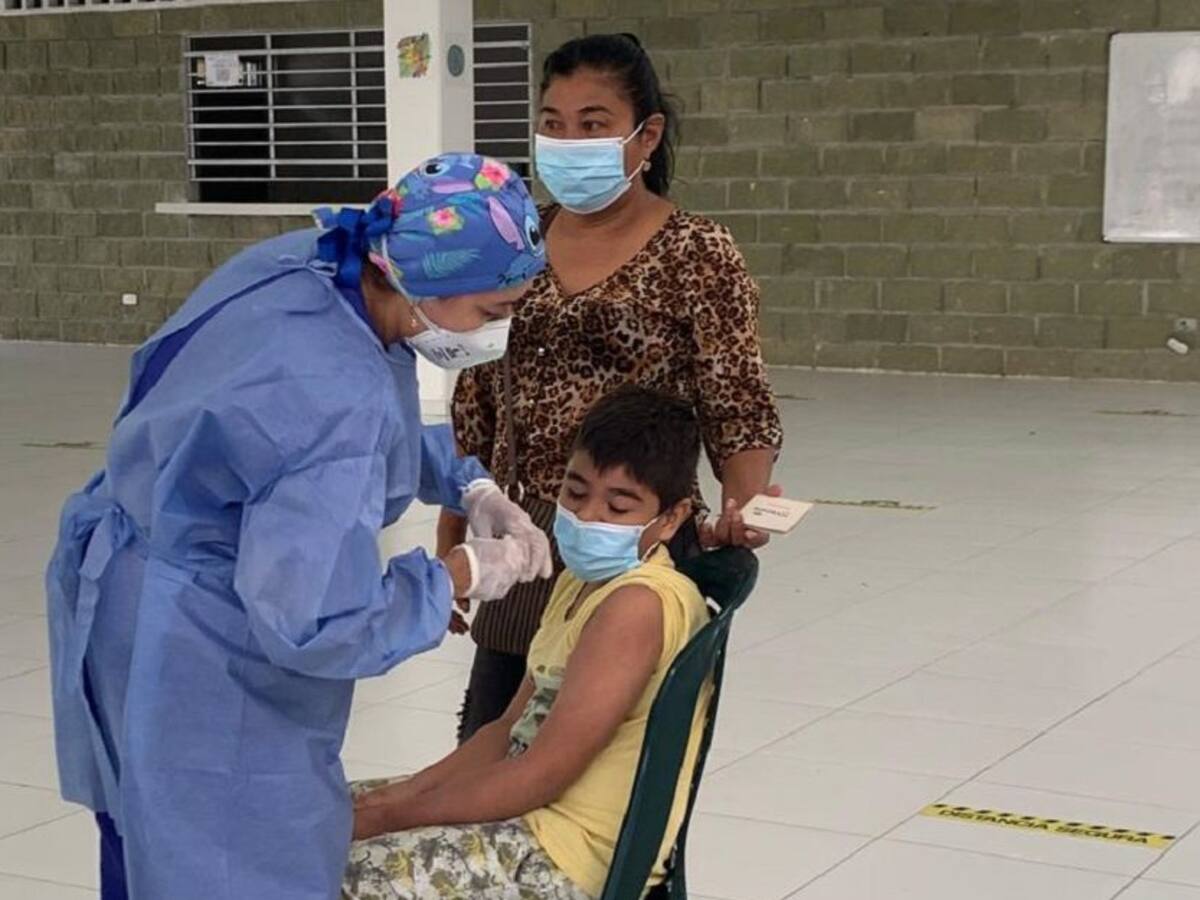 Jornadas masivas de vacunación contra el COVID-19 en colegios de Montería