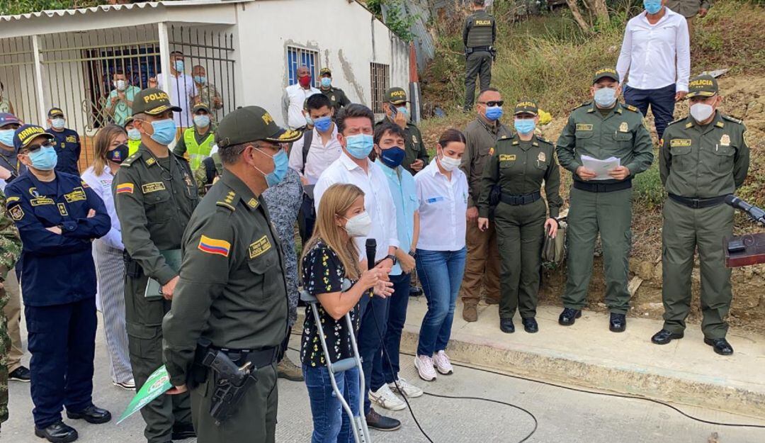 El ministro de Defensa Diego Molano con las autoridades locales en el barrio   La Esmeralda.
