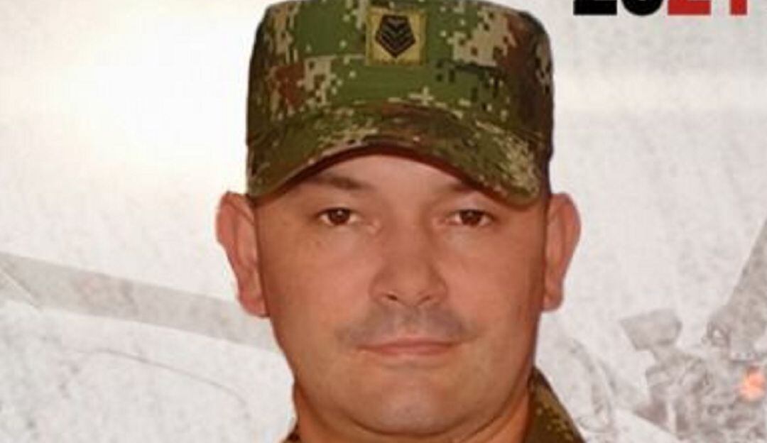 Malherido y encadenado halla a uniformado del Ejército.