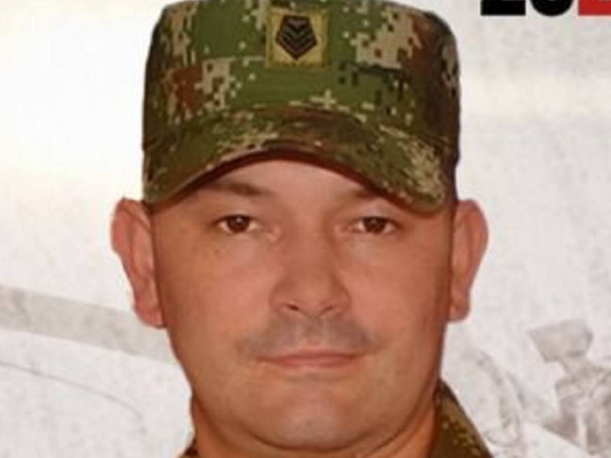 Malherido y encadenado hallan a uniformado del Ejército