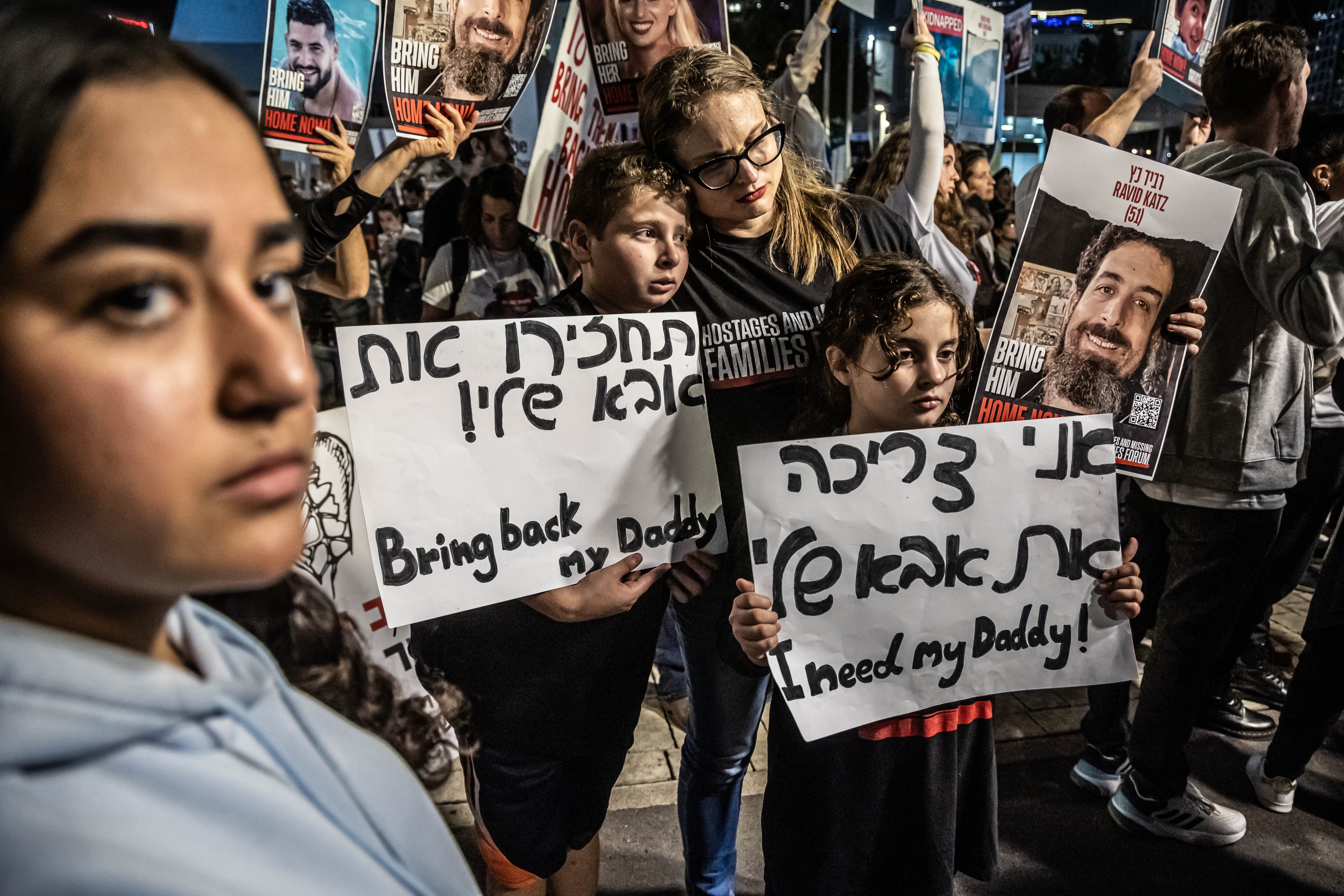 Tel Aviv (Israel), 25/11/2023.- Children hold posters reading 'Bring Back My Daddy' and 'I need My Daddy' during a gathering to support families of people kidnapped by Hamas militants, in Tel Aviv, Israel, 25 November 2023. Israel and Hamas agreed to a four-day ceasefire mediated by Qatar, the USA, and Egypt, that came into effect on 24 November. The agreement includes a deal for the release of 50 people held by Hamas in the Gaza Strip in exchange for 150 Palestinians detained in Israeli prisons. Thousands of people have died since Hamas militants launched an attack against Israel from the Gaza Strip on 07 October, and the Israeli operations in Gaza and the West Bank which followed it. (Egipto, Catar) EFE/EPA/CHRISTOPHE PETIT TESSON