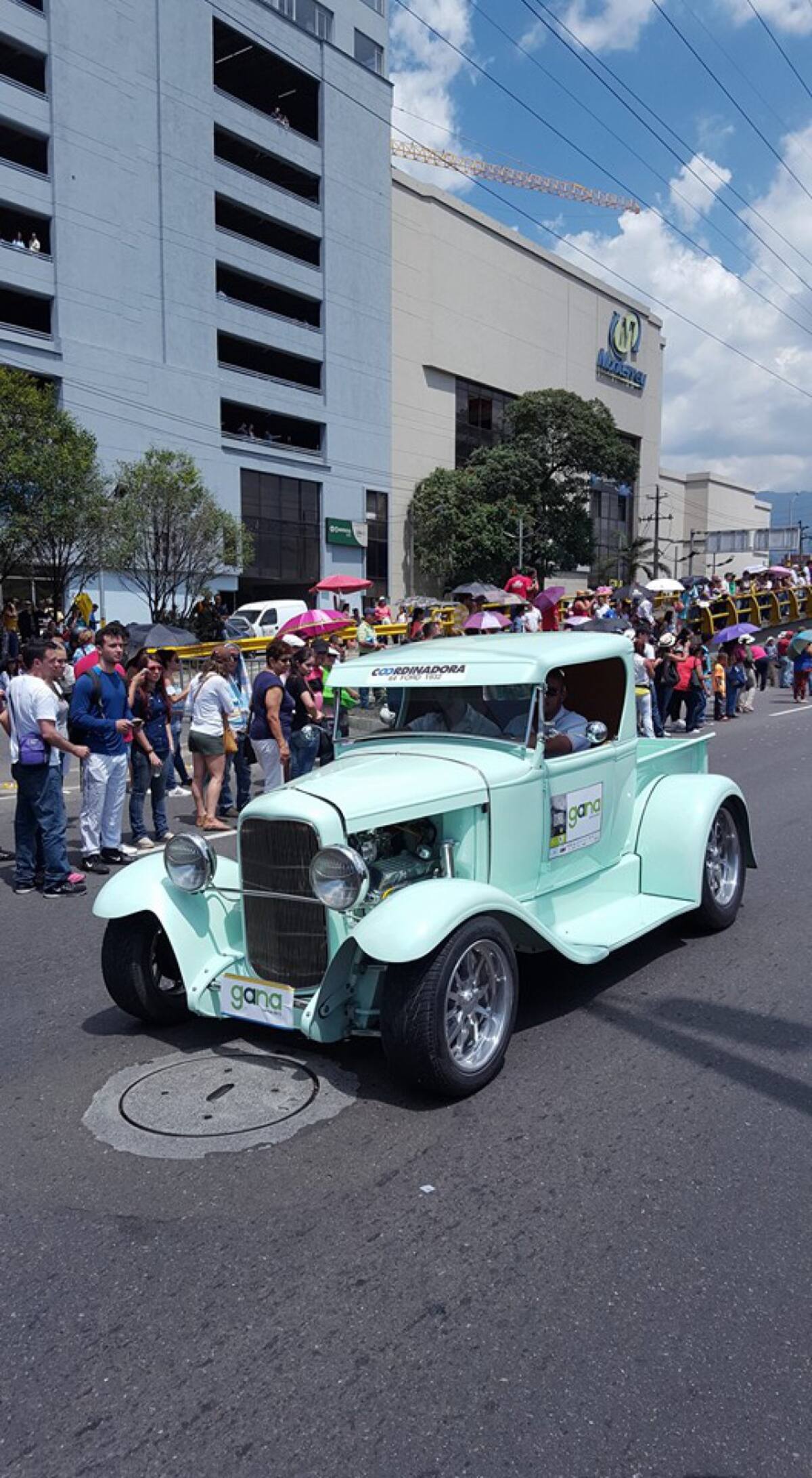 Como es tradición, carros de todas las marcas se ven durante la icónica jornada.