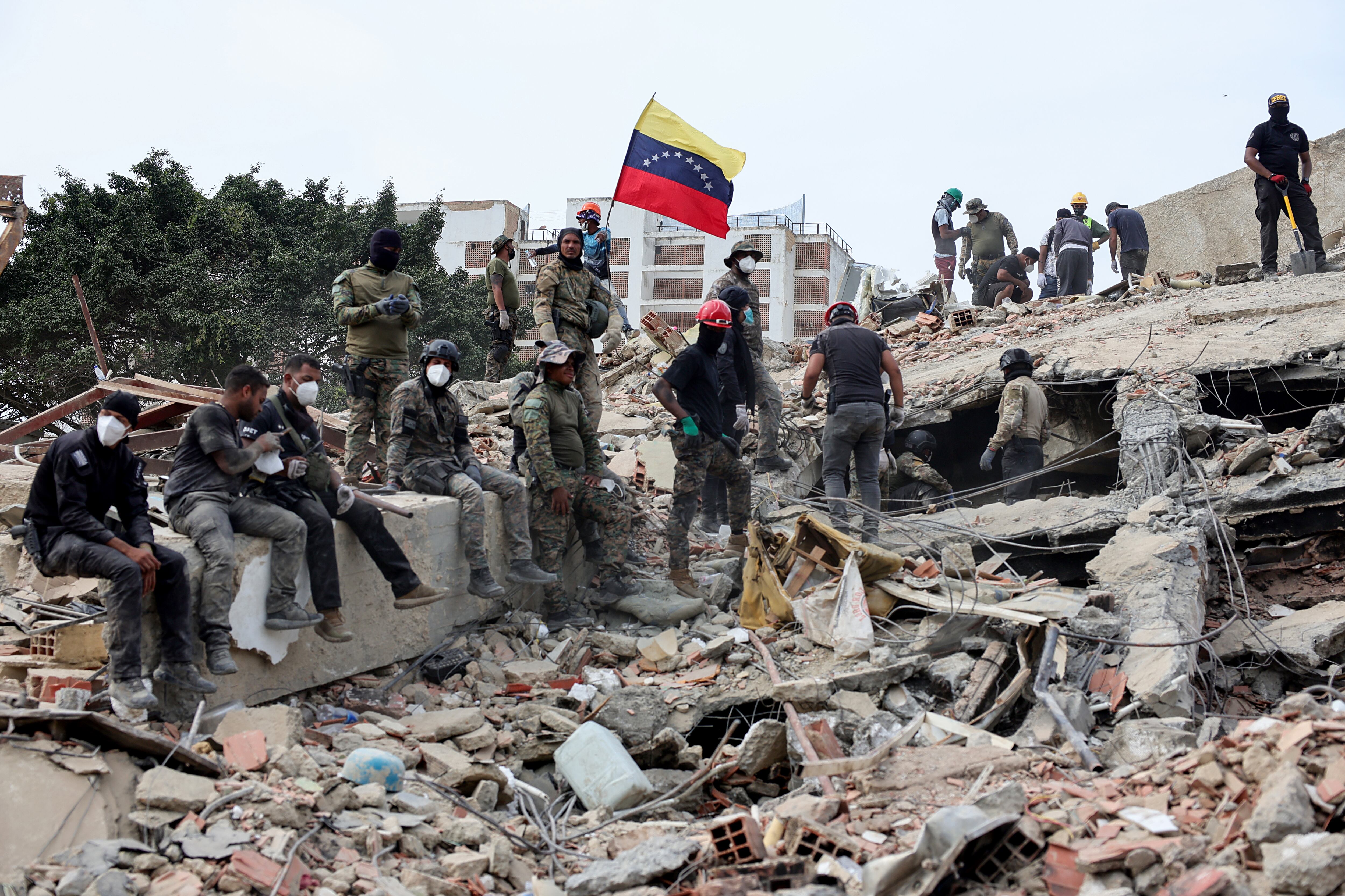 Equipos de rescate en La Guaira tras los terremotos registrados en el norte de Venezuela.
(Foto: Jesus Vargas/Getty Images)