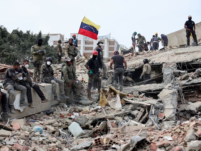 Equipos de rescate en La Guaira tras los terremotos registrados en el norte de Venezuela.
(Foto: Jesus Vargas/Getty Images)