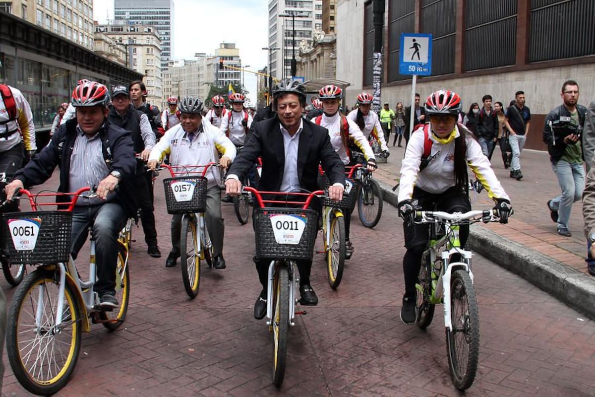 El alcalde de Bogotá, Gustavo Petro, dio inicio al servicio de préstamo gratuito de bicicletas en el marco de la peatonalización del Eje Ambiental.