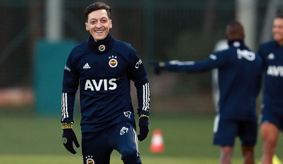 Mesut Özil ya entrena junto al plantel del Fenerbahce.