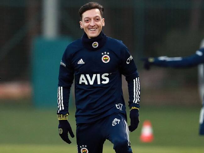 Mesut Özil ya entrena junto al plantel del Fenerbahce.