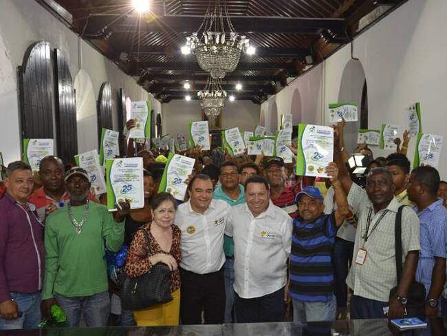 Entregan títulos de propiedad a 200 familias en Cartagena