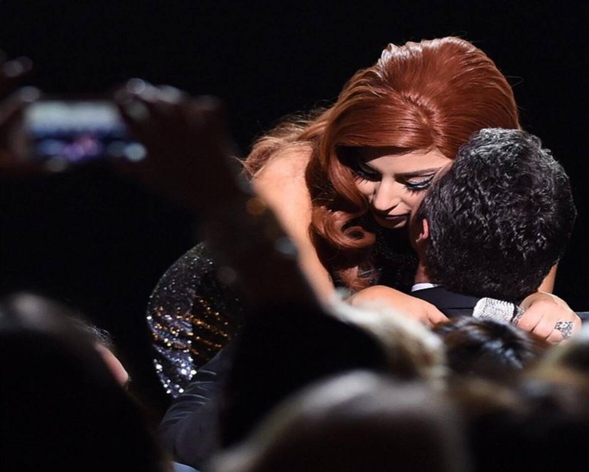 A través de su cuenta de Instagram @TaylorKinney11, Kinney comparte momentos al lado de la cantante y muestra imágenes de su trabajo como actor y modelo.