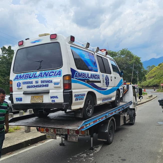 Ambulancia inmovilizada en Pance - Secretaría de Movilidad de Cali