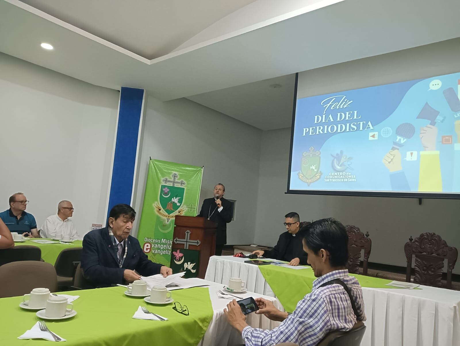 Monseñor Carlos Arturo Quintero, obispo de Armenia en reunión con los medios de comunicación. Foto: Adrián Trejos