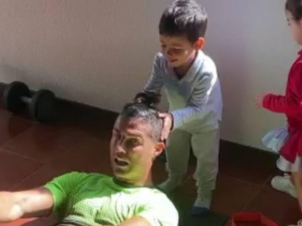 Cristiano Ronaldo se entrena en casa con ayuda de sus hijos