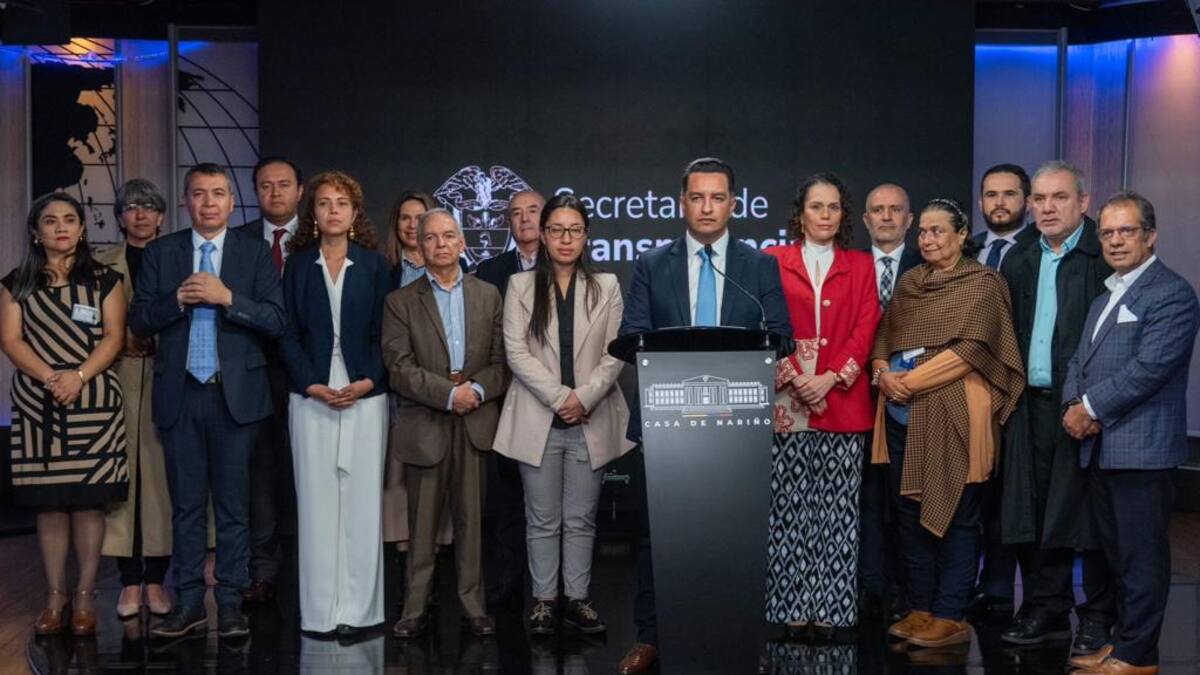 “No puede ser que desacaten a Petro”: sec. de Transparencia por licitación de pasaportes