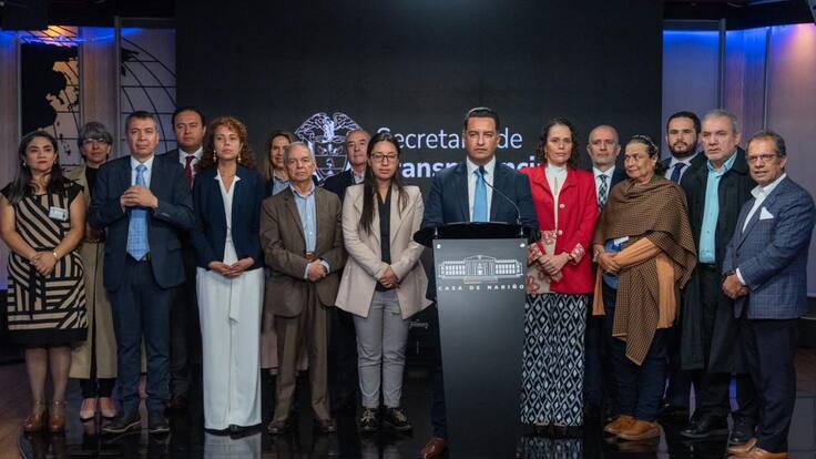 “No puede ser que desacaten a Petro”: sec. de Transparencia por licitación de pasaportes