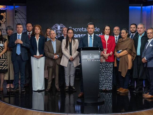 “No puede ser que desacaten a Petro”: sec. de Transparencia por licitación de pasaportes