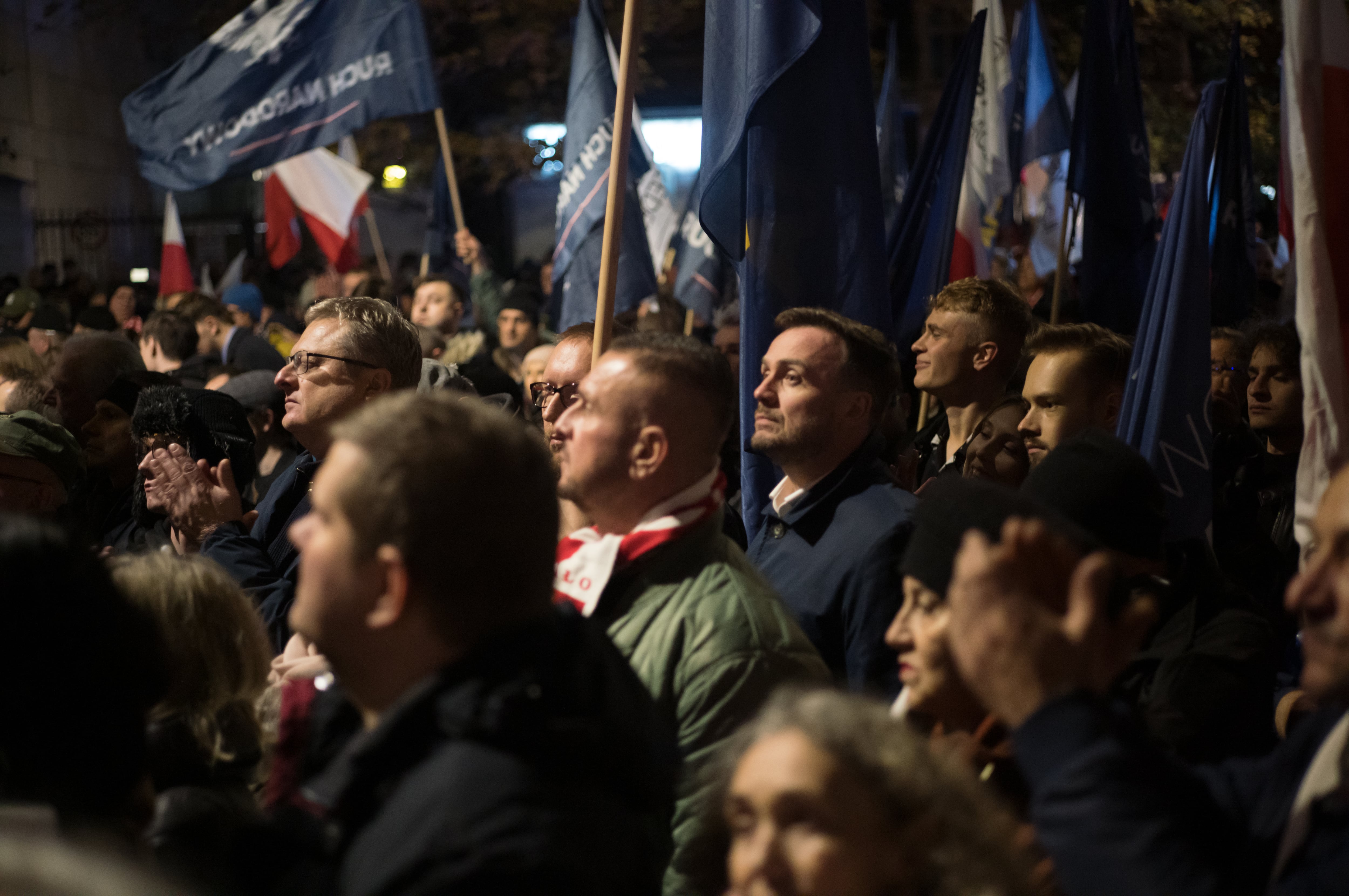 Cientos de ciudadanos rodearon el tribunal y se enfrentaron con un dispositivo policial en medio de acusaciones de un intento de golpe de Estado por parte del primer ministro.
(Foto:    Agata Grzybowska/Anadolu via Getty Images)