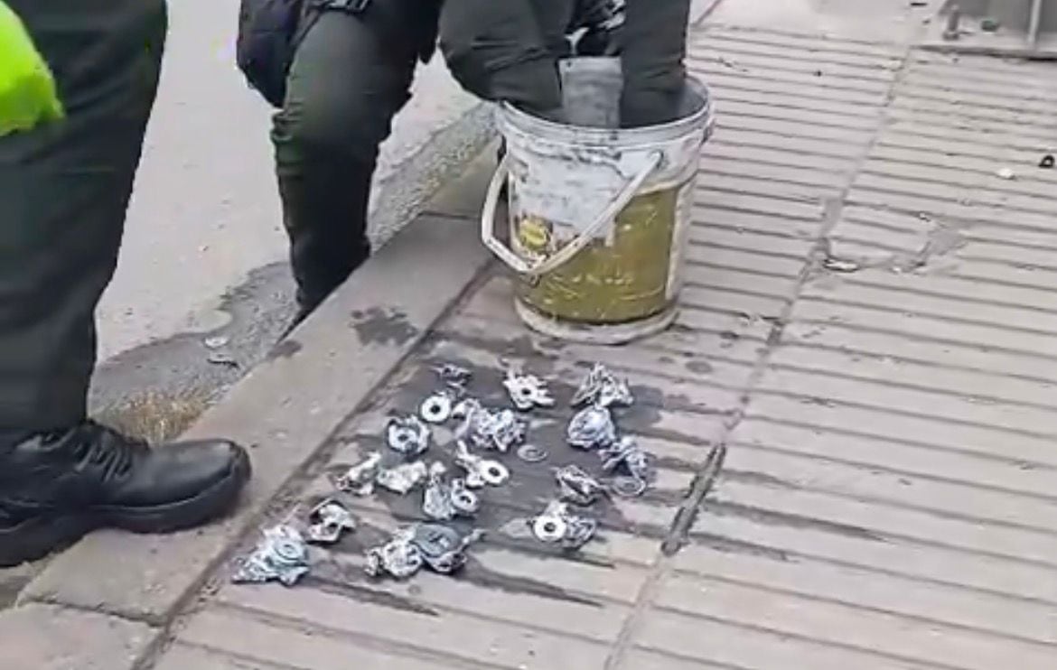 Denuncian que encapuchados dejaron explosivos sin detonar frente a la Universidad Pedagógica