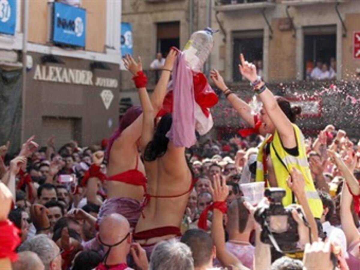Decenas de miles de personas saludan el comienzo de Sanfermines en Pamplona