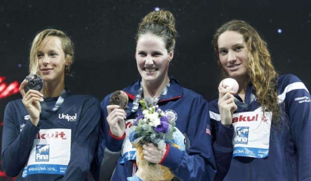 La nadadora italiana Federica Pellegrini; la norteamericana Missy Franklin y la francesa Camille Muffat, muestran las medallas de plata, oro y bronce, respectivamente, conseguidas este 31 de julio en la final de 200M libres femeninos de los Campeonatos del Mundo de Natación, disputada en la piscina del Palau Sant Jordi de Barcelona.