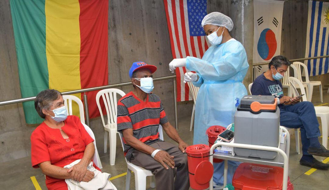 Se esperan vacunas de AstraZeneca y Sinovac